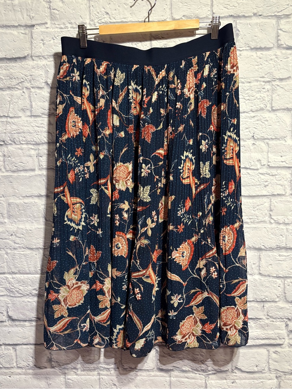 Olsen Floral Pleated Midi Skirt in Navy and Rust Size 14/Large